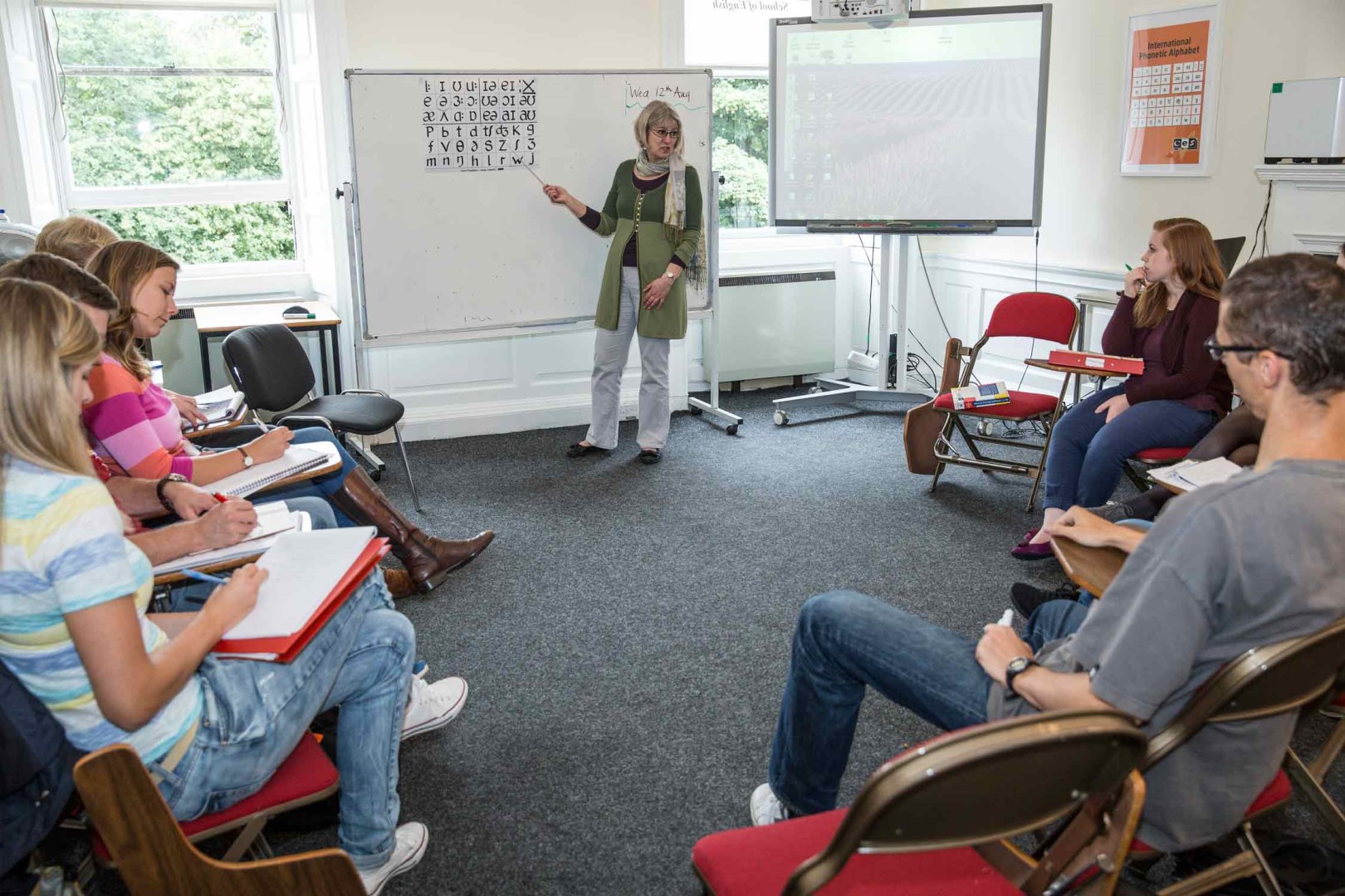 She studies english. Языковая школа ces Эдинбург. Английский интенсив для школьников. Летний интенсив английский. English first Classroom.